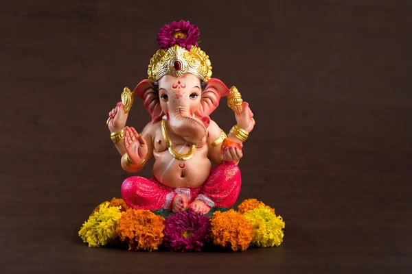 Hindu God Ganesha. Ganesha Idol on dark wooden background. — Stockfoto