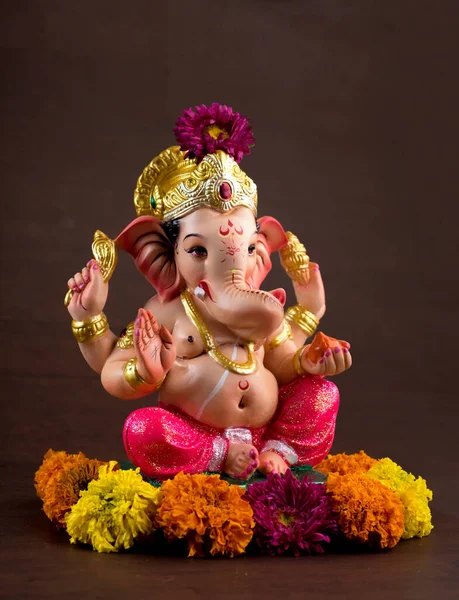 Hinduistischer Gott ganesha. Ganesha-Idol auf dunklem Holzgrund. — Stockfoto