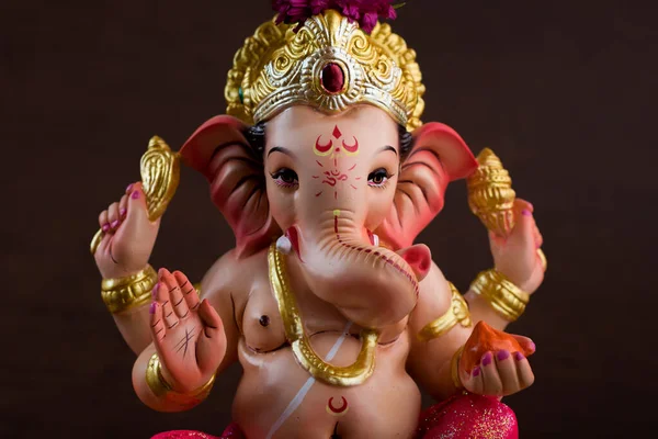 Hindoe God Ganesha. Ganesha Idol op donkere houten achtergrond. — Stockfoto