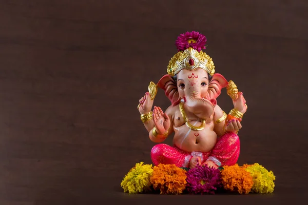 Hindoe God Ganesha. Ganesha Idol op donkere houten achtergrond. — Stockfoto