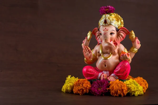 Hindu God Ganesha. Ganesha Idol on dark wooden background. — Stockfoto