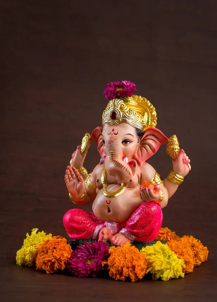 Χίντου Θεέ Γκανέσα. Ganesha Idol σε σκούρο ξύλινο φόντο. — Φωτογραφία Αρχείου