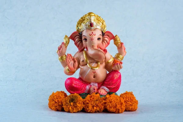 Индуистский бог Ганеша. Идол на голубом фоне . — стоковое фото