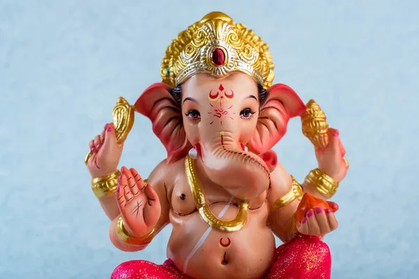 힌두교 신 가네샤입니다. 파란색 배경에서 코끼리 우상. — 스톡 사진