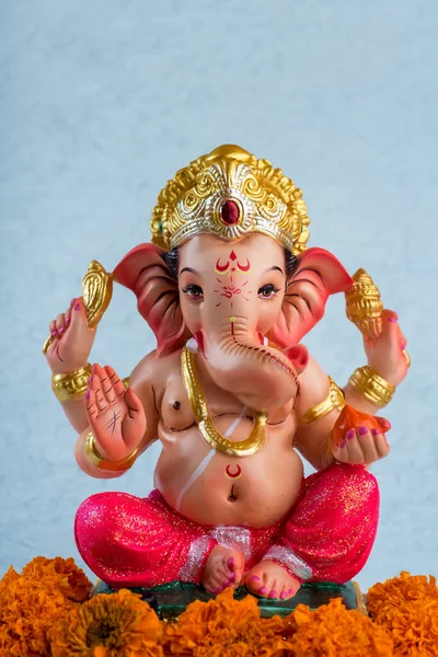 Hinduski Bóg Ganesha. Ganesha Idol na niebieskim tle. — Zdjęcie stockowe