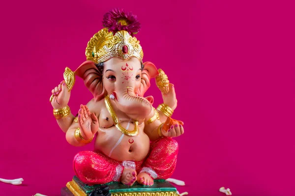 Hindu Gud Ganesha. Ganesha Idol på rosa bakgrund. — Stockfoto