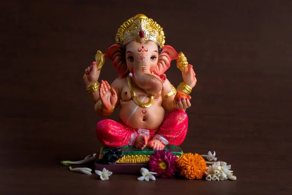 Hindu God Ganesha. Ganesha Idol on dark wooden background. — Stockfoto