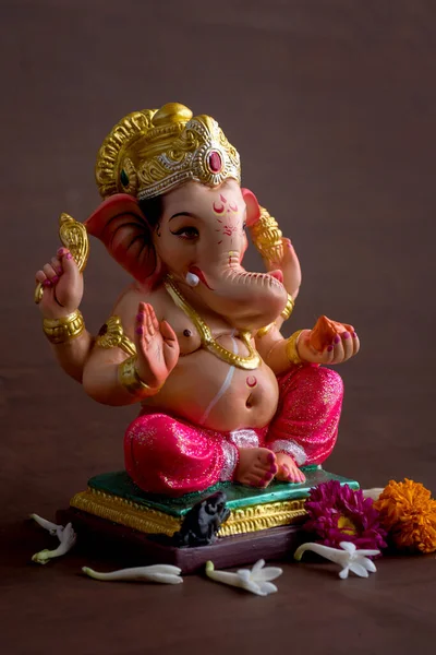 Hinduistischer Gott ganesha. Ganesha-Idol auf dunklem Holzgrund. — Stockfoto