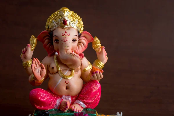 Hindu God Ganesha. Ganesha Idol on dark wooden background. — Stock Photo, Image