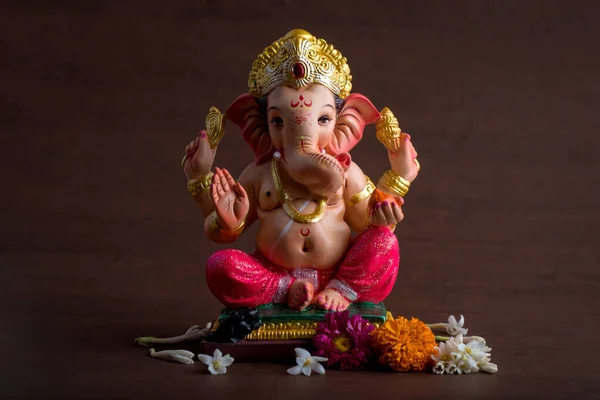 Hindu God Ganesha. Ganesha Idol on dark wooden background. — Stock Photo, Image