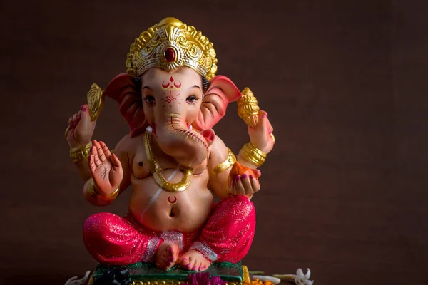 Hinduski bóg Ganesha. Ganesha Idol na ciemnym drewnianym tle. — Zdjęcie stockowe