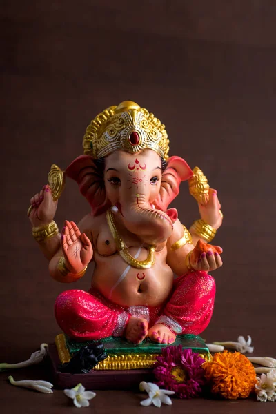 Hindu God Ganesha. Ganesha Idol on dark wooden background. — Stock Photo, Image