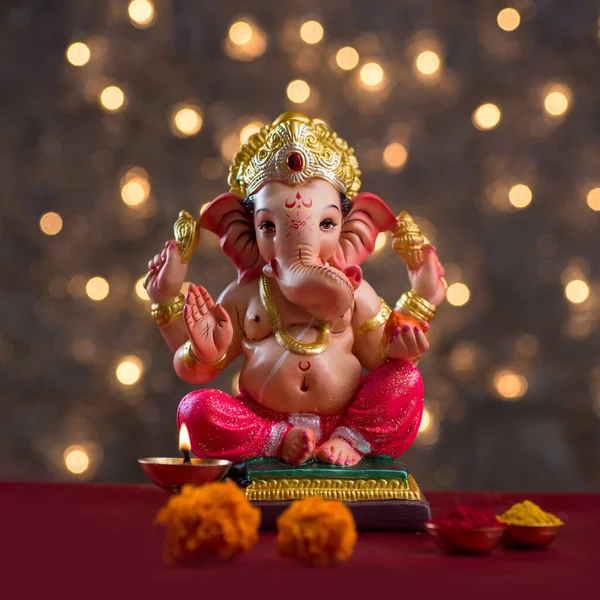 Hindu God Ganesha on Blured bokeh background, Ganesha Idol. — Stock Photo, Image