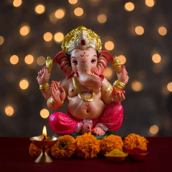 Hindu-Gott Ganesha auf blauem Bokeh-Hintergrund, Ganesha-Idol. — Stockfoto