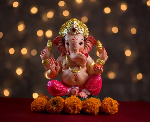 Hindu God Ganesha on Blured bokeh background, Ganesha Idol. — Stockfoto