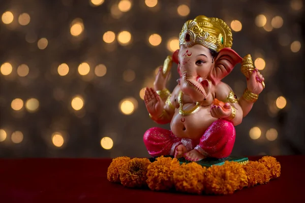 Hindu God Ganesha on Blured bokeh background, Ganesha Idol. — Stockfoto