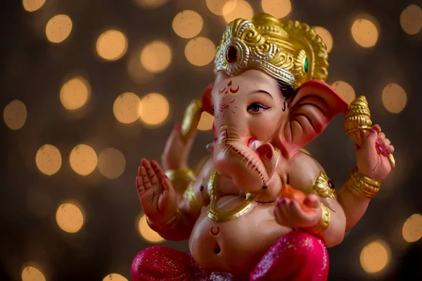 Hindoe God Ganesha op Blured bokeh achtergrond, Ganesha Idol. — Stockfoto