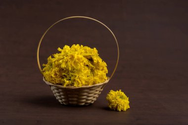 Bambu sepetinde Marigold (Zendu Çiçekleri) çiçekleri.