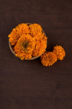 Bambu sepetinde Marigold (Zendu Çiçekleri) çiçekleri.