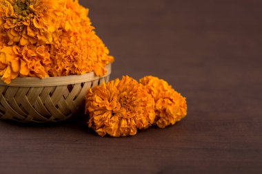 Bambu sepetinde Marigold (Zendu Çiçekleri) çiçekleri.