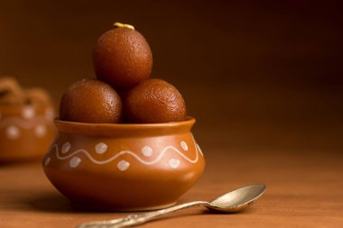 Jamun 'u kil çömleğe koy. Hint Tatlısı ya da Tatlı Tabak