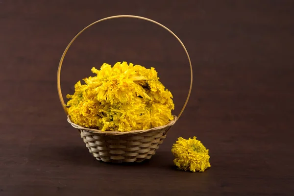 Marigold (Zendu Flowers) flowers in a bamboo basket. — Stock Photo, Image