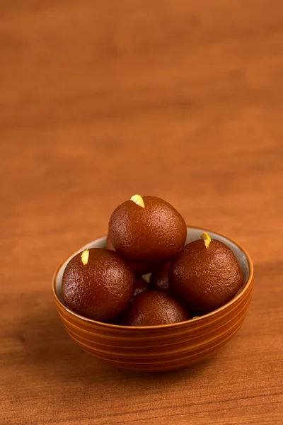 Gulab Jamun在木制背景的碗里 印度甜点或甜食. — 图库照片