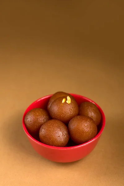 Гулаб Джамун в миске. Индийский десерт или сладкое блюдо . — стоковое фото