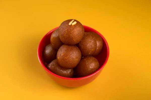 Dessert indiano o dolce piatto: Gulab Jamun in ciotola su sfondo giallo . — Foto Stock