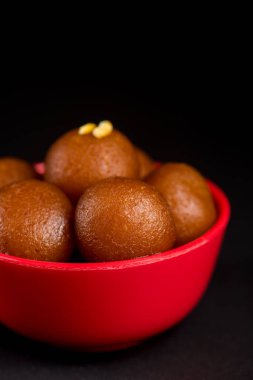 Gulab Jamun siyah arka planda kasede. Hint Tatlısı ya da Tatlı Tabak.