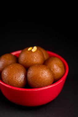 Gulab Jamun siyah arka planda kasede. Hint Tatlısı ya da Tatlı Tabak.