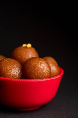 Gulab Jamun siyah arka planda kasede. Hint Tatlısı ya da Tatlı Tabak.
