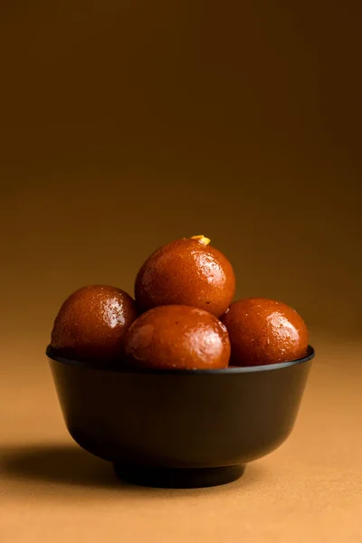 Gulab jamun in Schüssel vorhanden. indisches Dessert oder süßes Gericht. — Stockfoto