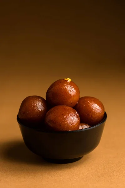 Gulab Jamun v misce. Indický dezert nebo sladké jídlo. — Stock fotografie