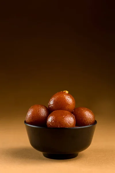 Gulab jamun in Schüssel vorhanden. indisches Dessert oder süßes Gericht. — Stockfoto