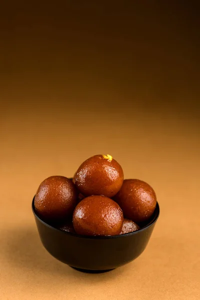 Gulab jamun in Schüssel vorhanden. indisches Dessert oder süßes Gericht. — Stockfoto