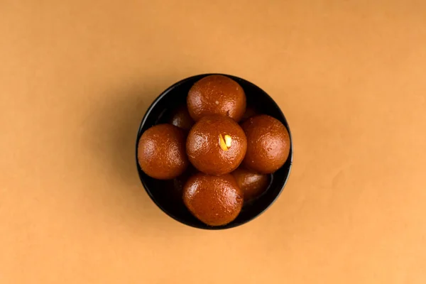 Gulab Jamun nella ciotola. Dessert indiano o piatto dolce . — Foto Stock