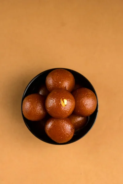 Gulab jamun in Schüssel vorhanden. indisches Dessert oder süßes Gericht. — Stockfoto