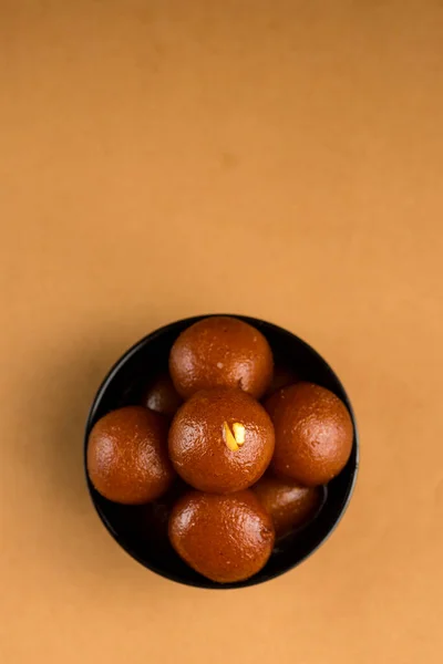 Gulab jamun in Schüssel vorhanden. indisches Dessert oder süßes Gericht. — Stockfoto