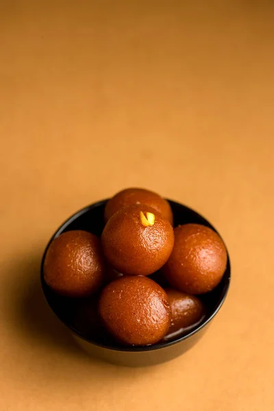 Gulab jamun in Schüssel vorhanden. indisches Dessert oder süßes Gericht. — Stockfoto