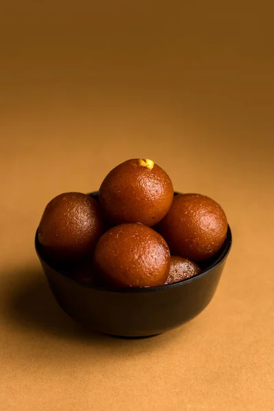 Gulab jamun in Schüssel vorhanden. indisches Dessert oder süßes Gericht. — Stockfoto