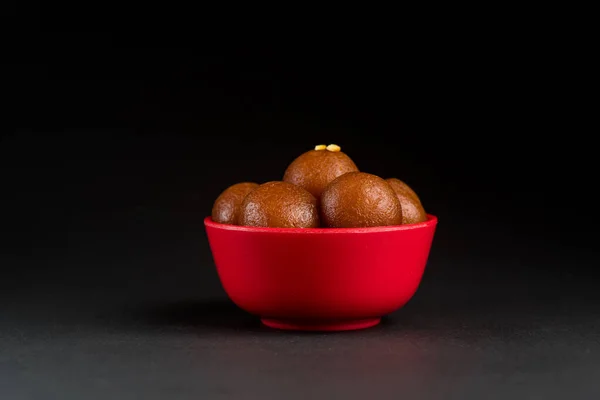 Gulab Jamun en tazón sobre fondo negro. Postre indio o plato dulce . — Foto de Stock