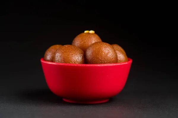 Гулаб Джамун в миске на черном фоне. Индийский десерт или сладкое блюдо . — стоковое фото