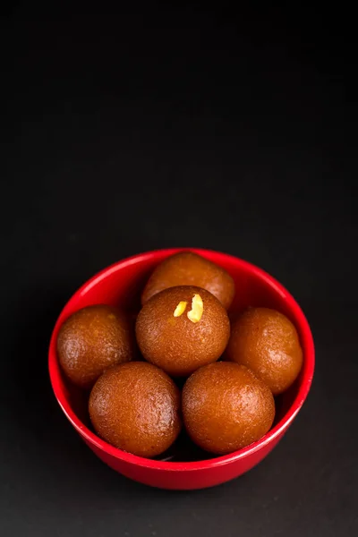 Gulab jamun in einer Schüssel auf schwarzem Hintergrund. indisches Dessert oder süßes Gericht. — Stockfoto