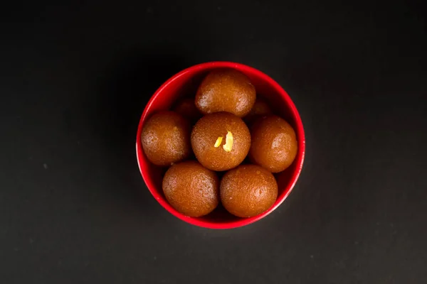 Gulab Jamun dalam mangkuk dengan latar belakang hitam. Makanan penutup India atau Sweet Dish . — Stok Foto