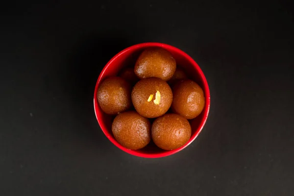 Gulab Jamun siyah arka planda kasede. Hint Tatlısı ya da Tatlı Tabak. — Stok fotoğraf