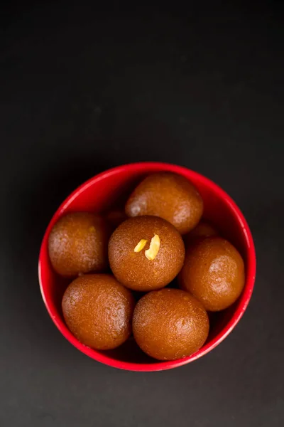 Gulab Jamun v misce na černém pozadí. Indický dezert nebo sladké jídlo. — Stock fotografie
