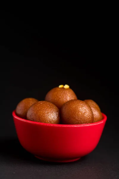 Гулаб Джамун в миске на черном фоне. Индийский десерт или сладкое блюдо . — стоковое фото