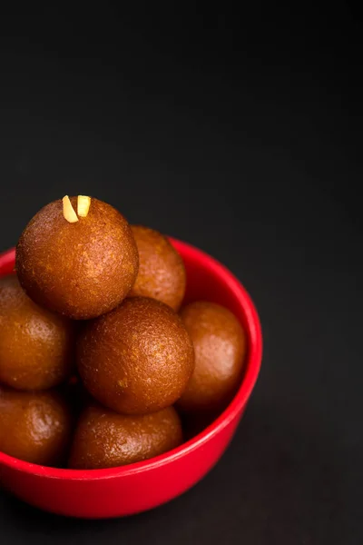 Gulab jamun in einer Schüssel auf schwarzem Hintergrund. indisches Dessert oder süßes Gericht. — Stockfoto