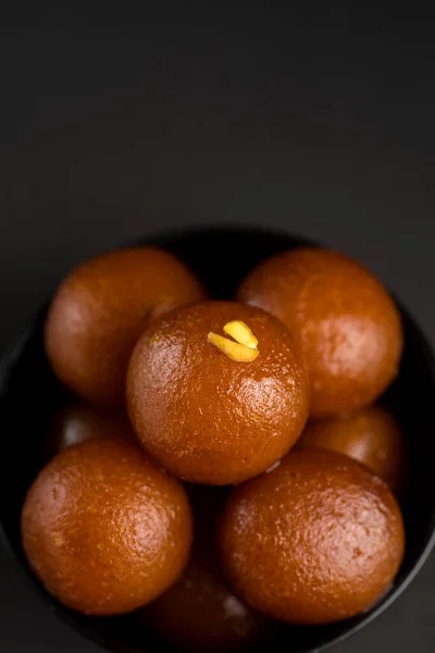 Gulab Jamun siyah arka planda kasede. Hint Tatlısı ya da Tatlı Tabak. — Stok fotoğraf